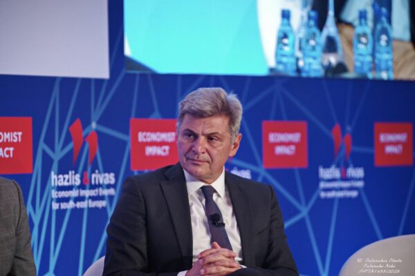 Φαραντούρης από Economist