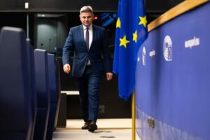 Φαραντούρης: Ζητά κυρώσεις για τις σφαγές Κούρδων στη Συρία