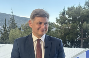 Delphi Economic Forum XI – Φαραντούρης: Πάταξη ακρίβειας με ρυθμιστικά, ελεγκτικά και δημοσιονομικά μέτρα [ΟΙΚΟΝΟΜΙΚΟΣ ΤΑΧΥΔΡΟΜΟΣ]
