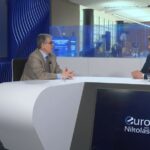 Στο νέο επεισόδιο του #EUROCAST, ο Νικόλας Φαραντούρης φιλοξενεί τον εκδότη του euro2day.gr, Γιώργο Παπανικολάου, σε μια ουσιαστική συζήτηση για το παρόν και το μέλλον της Ευρώπης. • Έχει η Ευρώπη σχέδιο για το μέλλον ή τρέχει να προλάβει τις εξελίξεις; • Πόσο υπαρκτός είναι ο κίνδυνος απώλειας της ανταγωνιστικότητάς της; • Μπορεί να αποφύγει τον γεωπολιτικό και οικονομικό «εγκλωβισμό» ανάμεσα σε ΗΠΑ και Κίνα; • Είναι λύση η «Ευρώπη των πολλών ταχυτήτων» ή απειλή για τη συνοχή της; Με στοιχεία, παραδείγματα και καθαρό λόγο, στο τραπέζι του διαλόγου τίθενται κομβικά ζητήματα για το ευρωπαϊκό μέλλον, όπως το αυξημένο ενεργειακό κόστος, που οδηγεί στην αποβιομηχάνιση της Ευρώπης, οι εσωτερικές αντιθέσεις στον ευρωπαϊκό πυρήνα αλλά και οι κίνδυνοι και οι ευκαιρίες που δημιουργούνται για την Ελλάδα Καλωσήρθατε στο EUROCAST, εδώ, στην καρδιά των Βρυξελλών